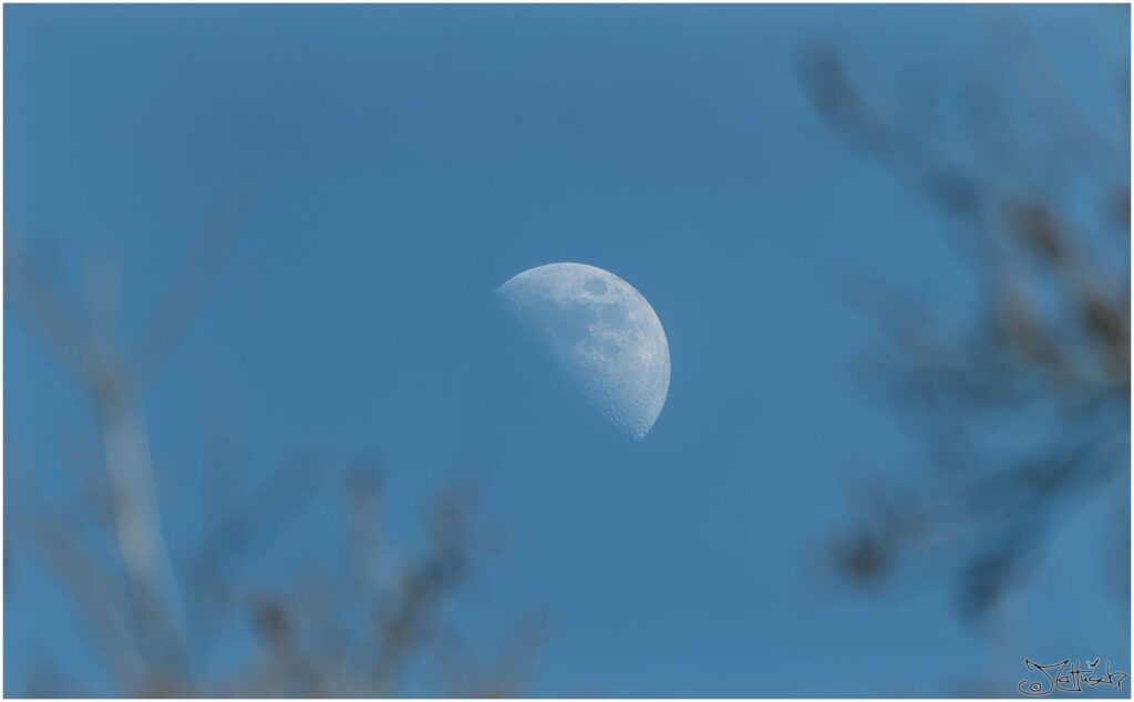 Mond am Nachmittagshimmel