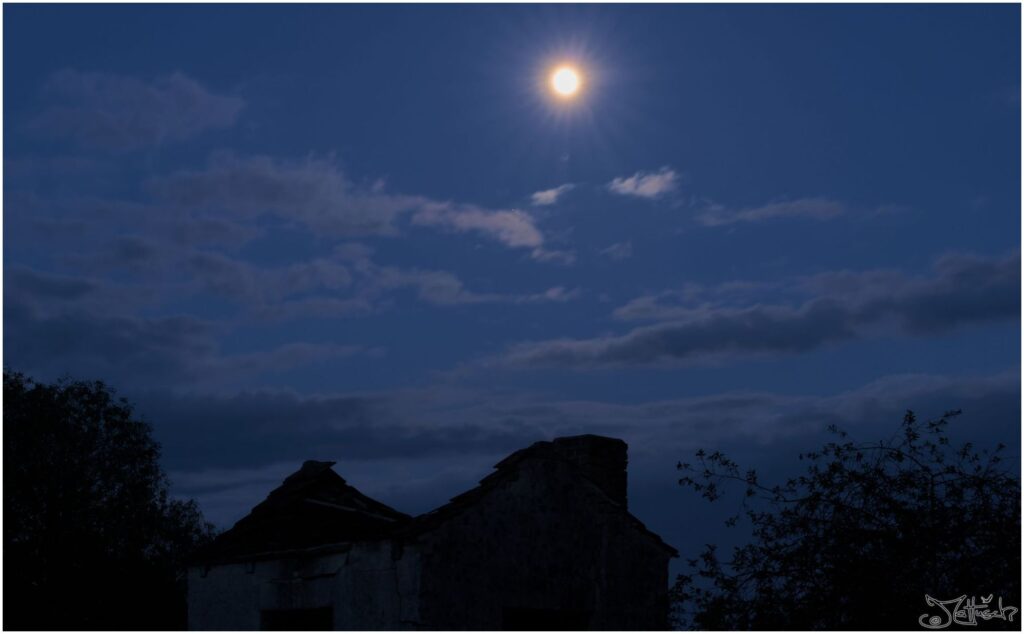 Mond am Himmel mit Linsenstern