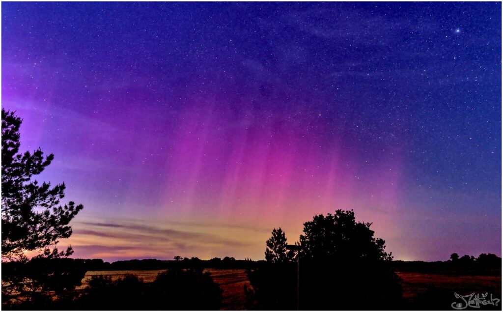 Polarlichter bei Sonnenuntergang