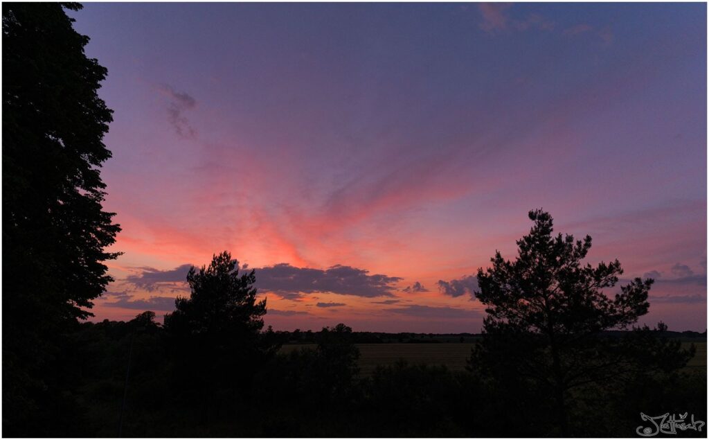 Wolkenhimmel bei Sonnenuntergang