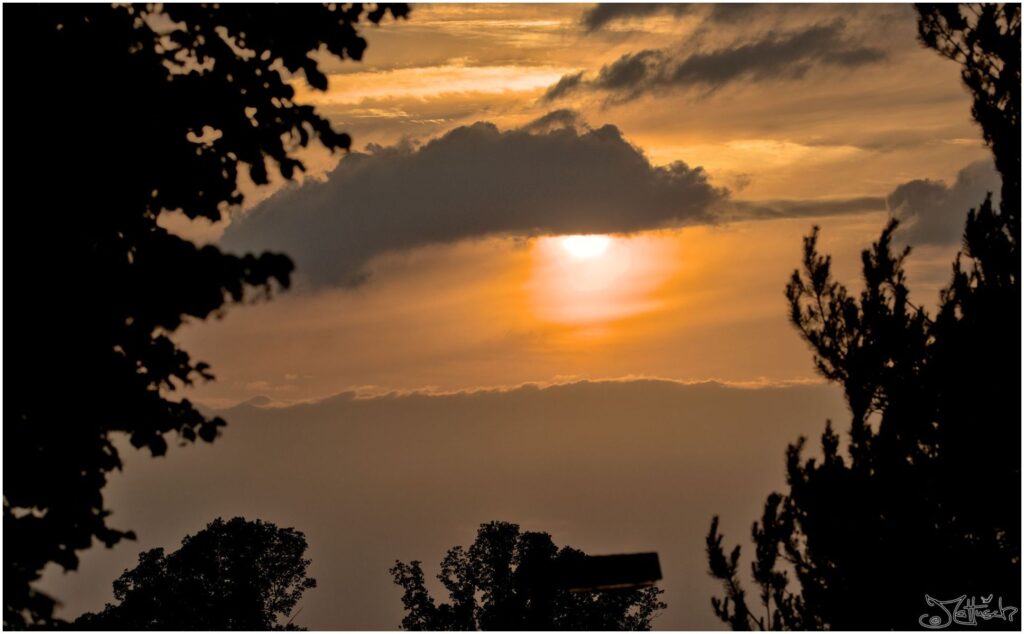 Wolkenhimmel bei Sonnenuntergang