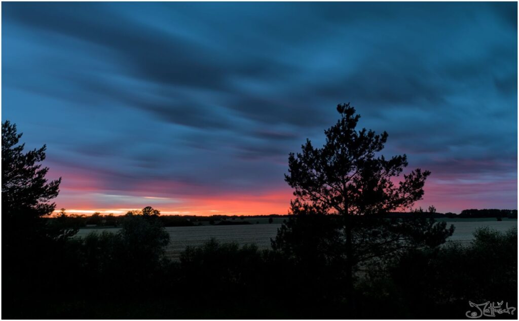 Wolkenhimmel bei Sonnenuntergang und Langzeitbelichtung