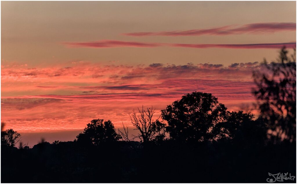 Wolkenhimmel bei Sonnenuntergang