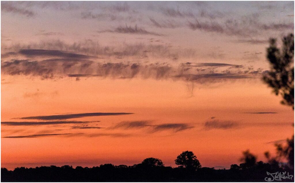 Wolkenhimmel bei Sonnenuntergang