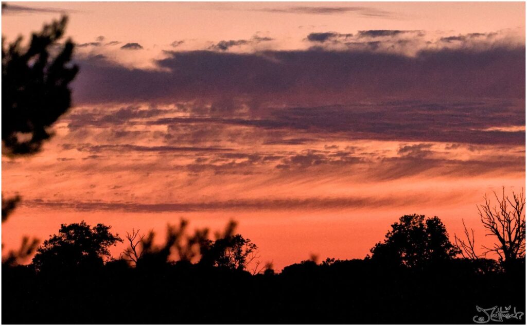 Wolkenhimmel bei Sonnenuntergang