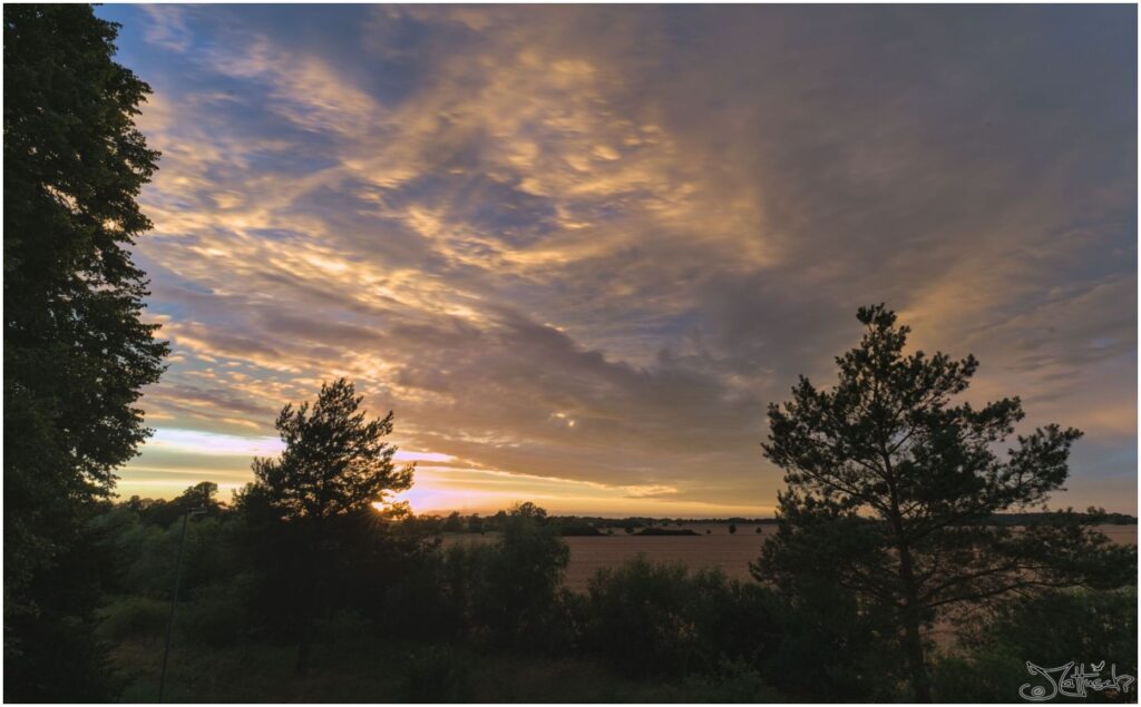 Wolkenhimmel bei Sonnenuntergang nach Gewitter