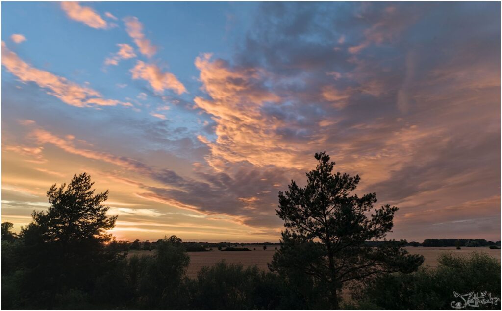 Wolkenhimmel bei Sonnenuntergang nach Gewitter