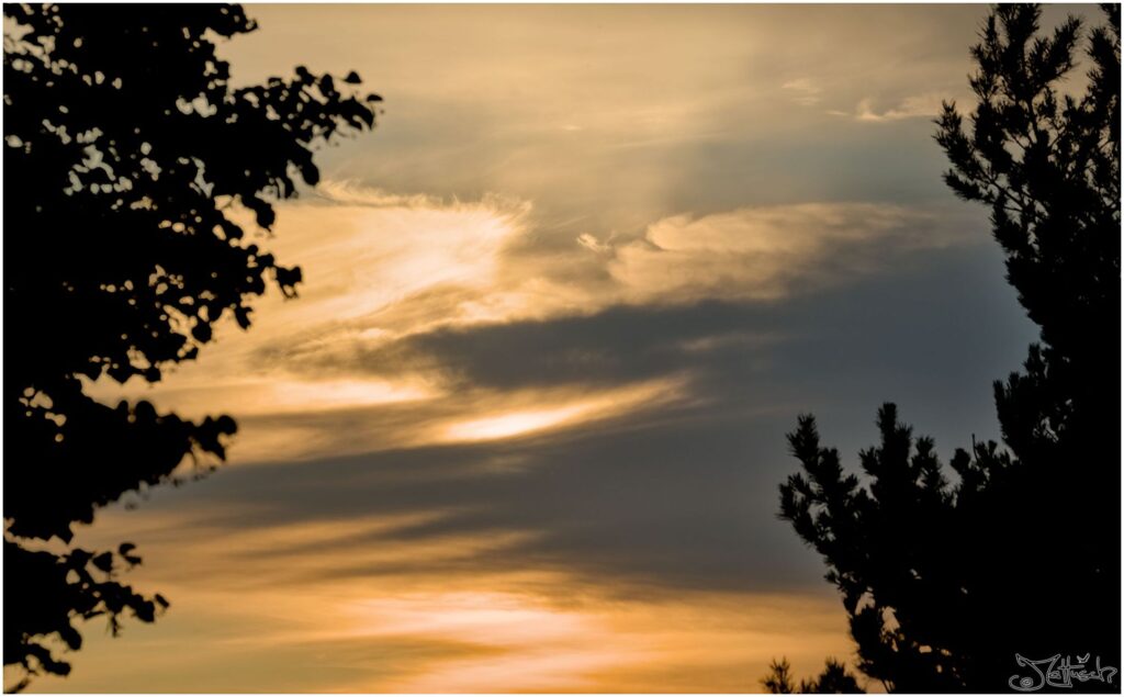 Wolkenhimmel bei Sonnenuntergang