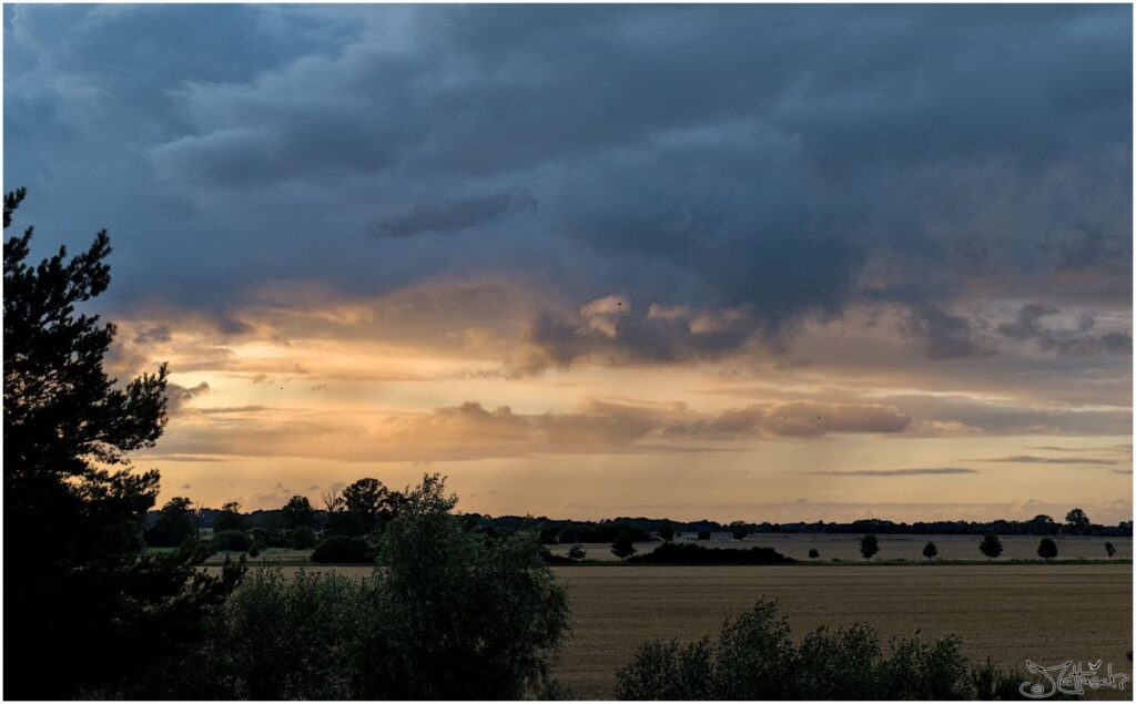 Wolkenhimmel bei Sonnenuntergang