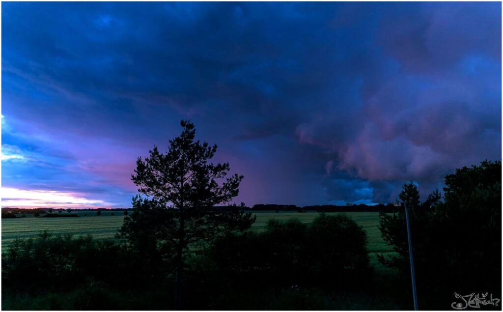 Wolkenhimmel bei Sonnenuntergang