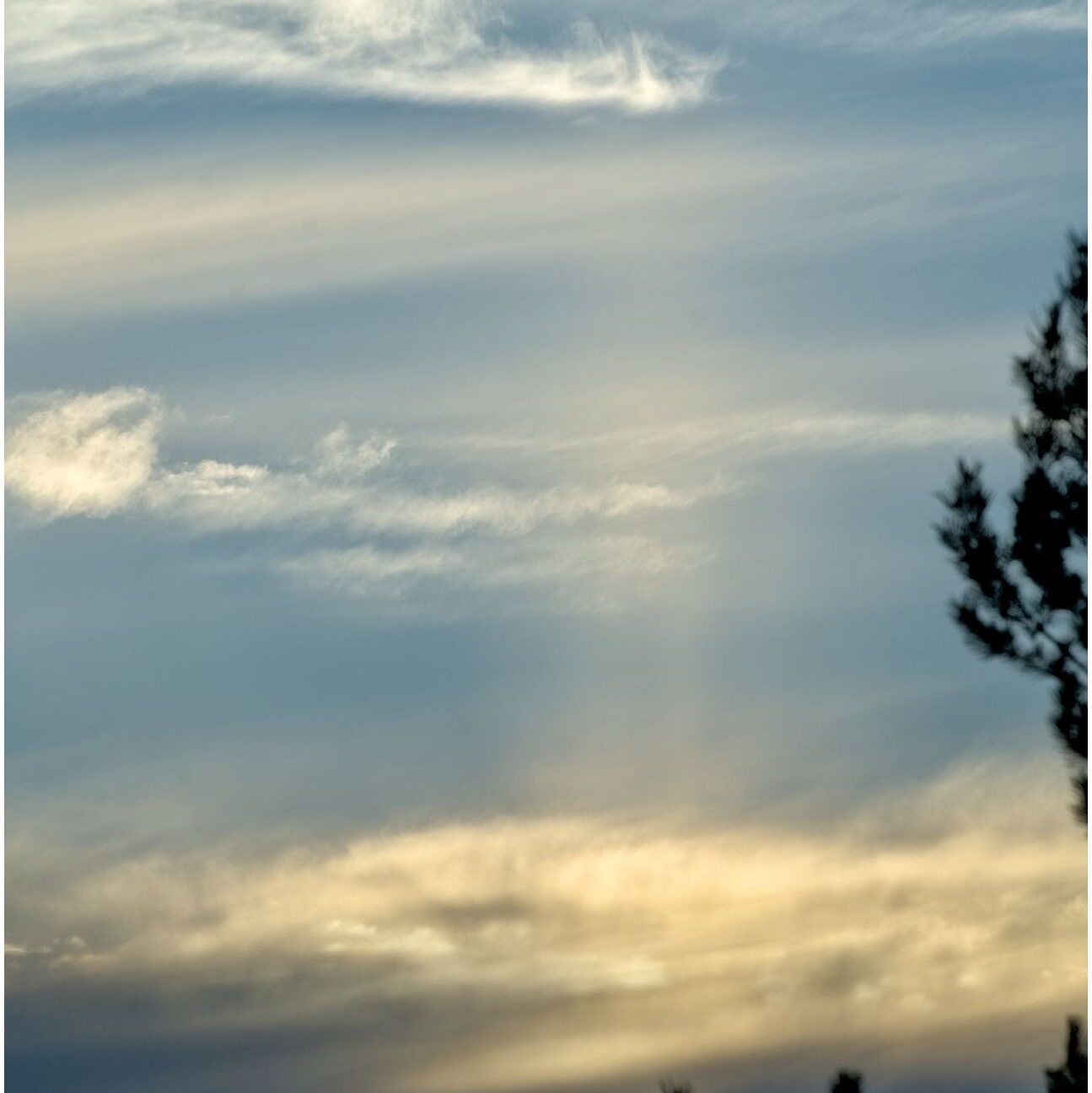 Wolkenhimmel mit Säule aus Sonnenstrahlen