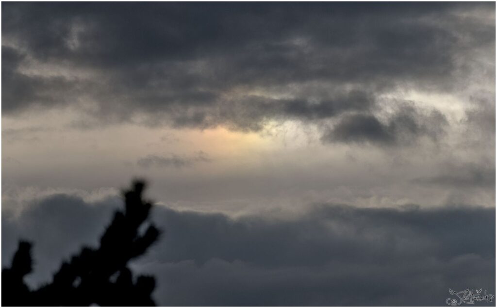 Wolkenhimmel mit Prismeneffekt