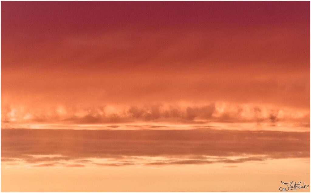 Wolkenhimmel bei Sonnenuntergang