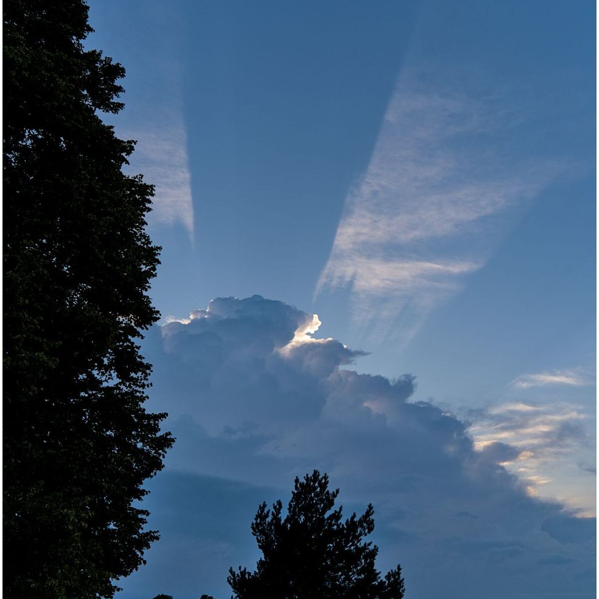 Wolkenhimmel mit Sonnenschatten