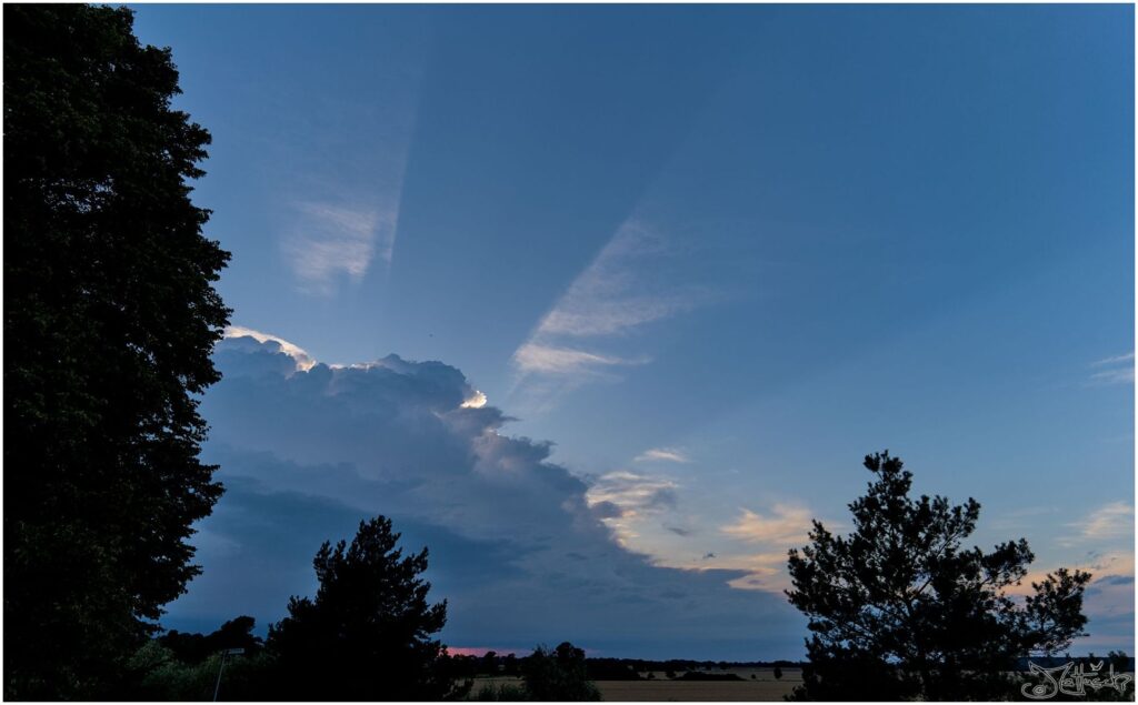 Wolkenhimmel mit Sonnenschatten