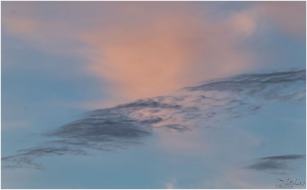 Wolkenhimmel bei Sonnenuntergang