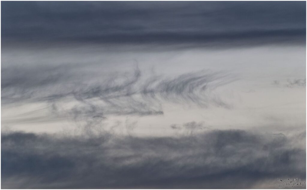 Wolkenhimmel mit Fischgräteneffekt