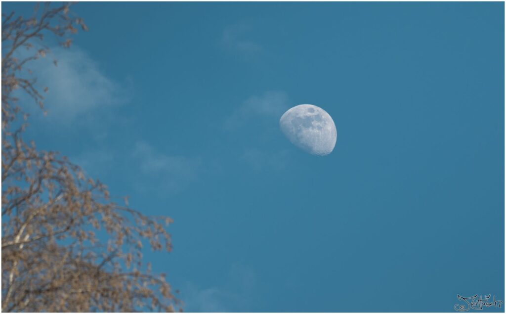 Zunehmender Mond am blauen Nachmittagshimmel.