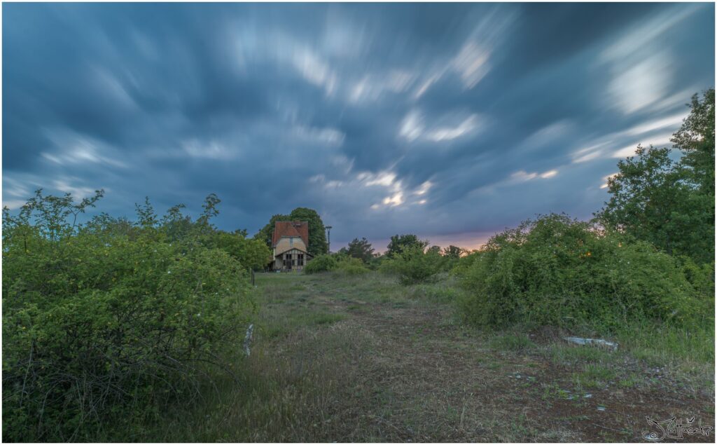 Haus in Landschaft mit Wolkenhimmel. Langzeitbelichtung