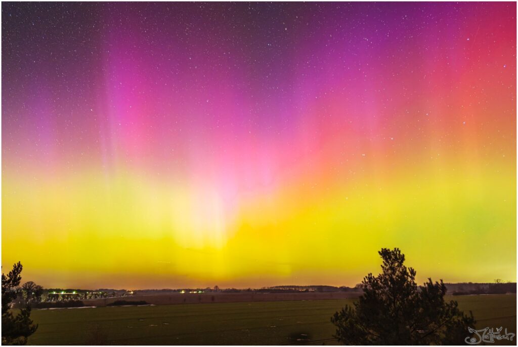 Bunte Polarlichter über Feldern