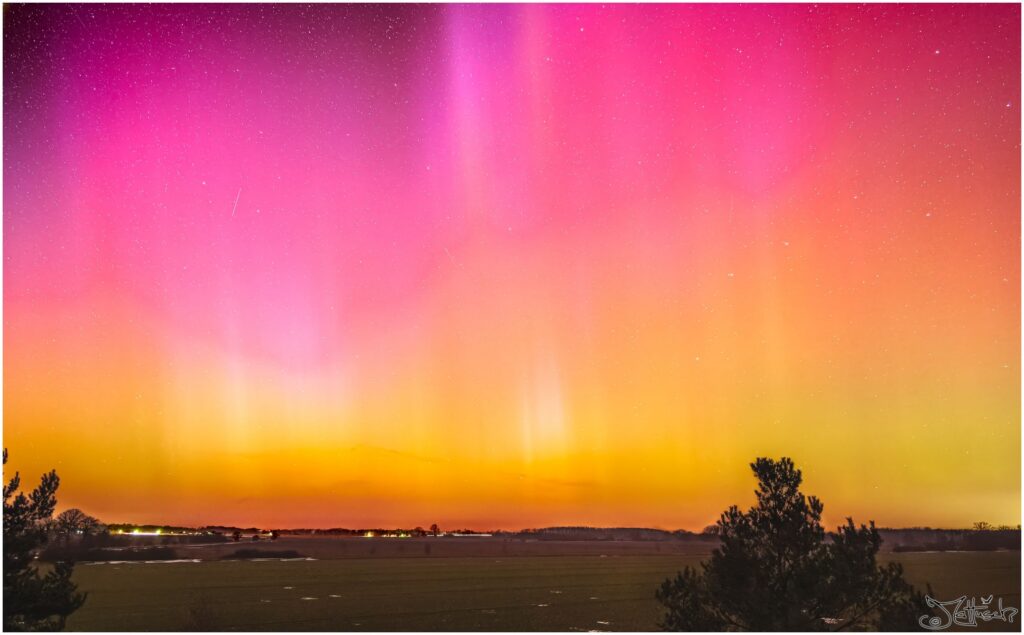 Bunte Polarlichter über Feldern