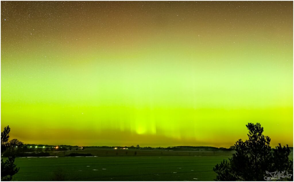 Bunte Polarlichter über Feldern